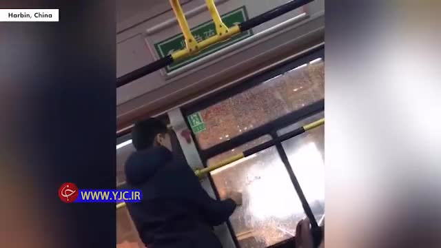 (فیلم) مسافر عصبانی شیشه اتوبوس را شکست