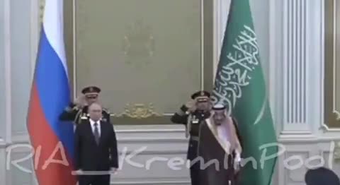 (فیلم) خشم و بغض پوتین از بلایی که عربستانی‌ها سر سرود ملی روسیه آوردند