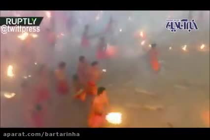(فیلم) پرتاپ مشعل به یکدیگر در یک آیین هندی!