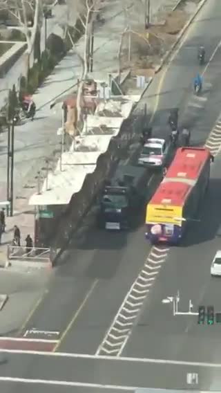 (فیلم) ماشین‌های آبپاش مردم را هم ضدعفونی کردند!