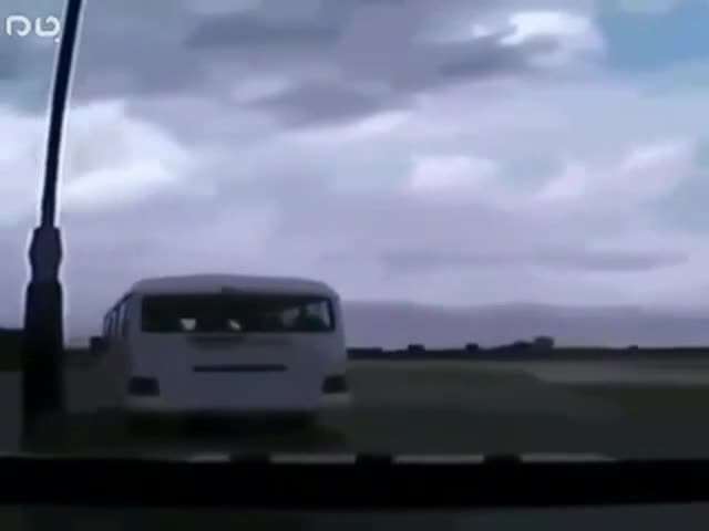 (فیلم) لحظه وحشتناک سقوط یک هواپیما