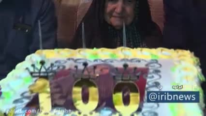 (فیلم) جشن تولد بی‌بی جان ۱۰۰ ساله با ۱۸۵ نوه و نتیجه