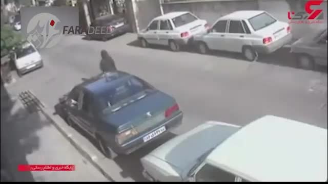 (فیلم) لحظه هولناک کیف‌قاپی از زن جوان در تهران