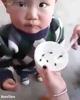 (فیلم) عجیب از خوردن بچه‌قورباغه زنده  توسط کودک چینی