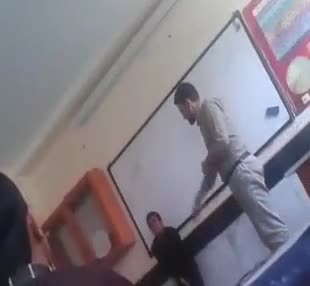 (فیلم)  تنبیه دانش‌آموز کرجی با شلاق!
