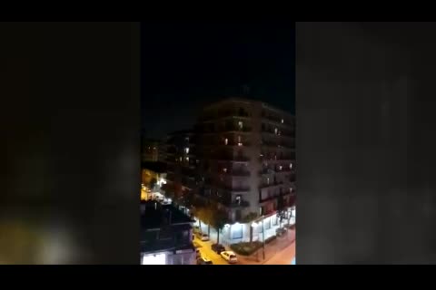 (فیلم) آواز دست جمعی مردم ایتالیا از ایوان خانه‌هایشان