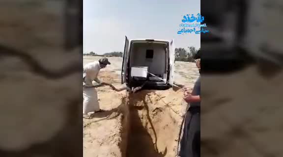 (فیلم) نحوه عجیب دفن یک فوتی مبتلا به کرونا در عراق