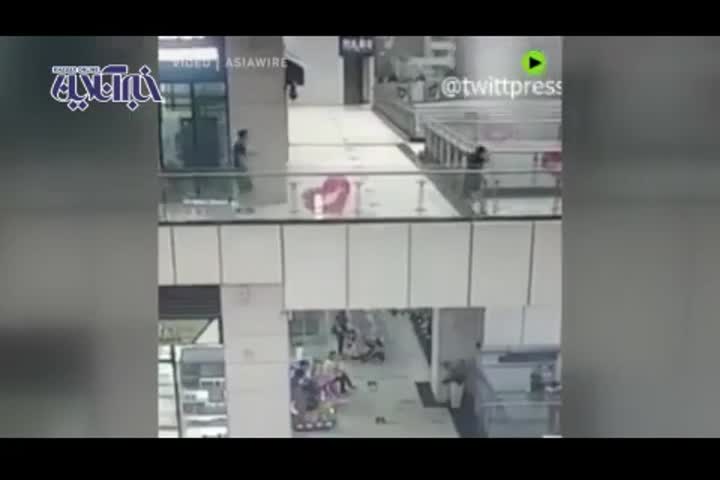 (فیلم) لحظه وحشتناک شکسته‌شدن دیواره شیشه‌ای آکواریوم در یک مرکز خرید!