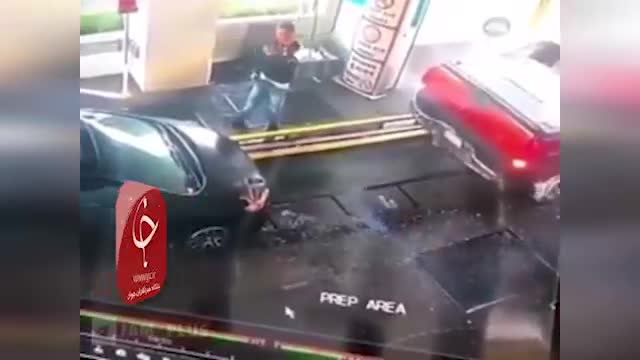 (فیلم) مردی که تا یک قدمی له شدن پیش رفت تا از تصادف دو خودرو جلوگیری کند