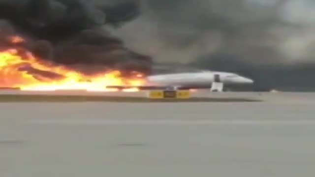 (فیلم) آتش‌سوزی هواپیمای سوپرجت روسی