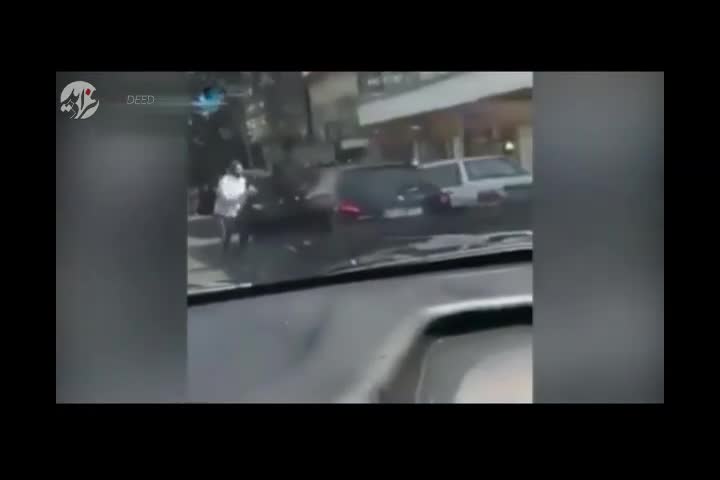 (فیلم) درگیری عجیب پلیس راهنمایی با یک راننده در خیابان‌!