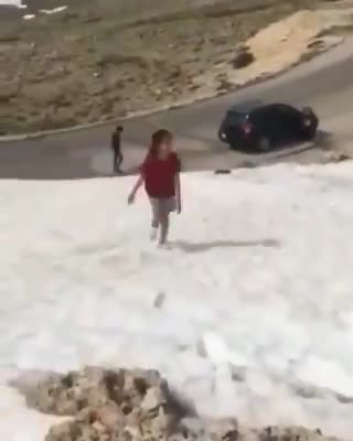 (فیلم) در جاهای برفی حواستان بیشتر به بچه‌ها باشد!