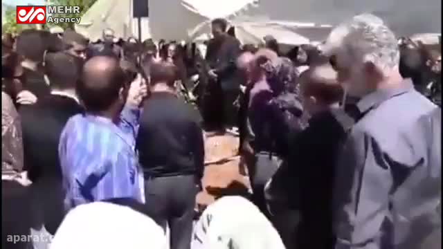 (فیلم) مراسم تدفین همراه با دف و ساز در بهشت سکینه‌ی کرج