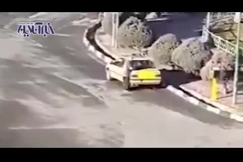 (فیلم) لحظه تیراندازی راننده تاکسی با ژ۳ به شهرداری هشتگرد!
