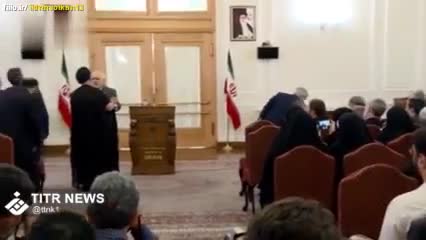 (فیلم) دستبوسی مدیرمسئول روزنامه اطلاعات از ظریف