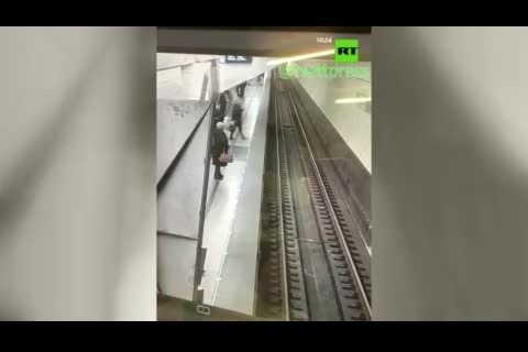 (فیلم)  لحظه سقوط به ریل مترو، چند ثانیه پیش از ورود قطار