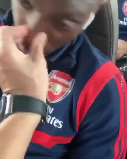 (فیلم) شوخی عجیب مدافع آرسنال با هم‌تیمی‌هایش