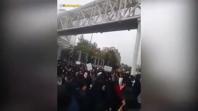 (فیلم) شعار دانشجویان پس از تصویب CFT در مقابل مجلس