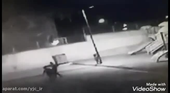 (فیلم) لحظه هولناک برق گرفتگی دختر ۵ ساله در بوستان قاصدک منطقه ۱۶ تهران