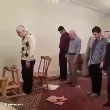 نماز به امامت میرحسین با یک سجده!