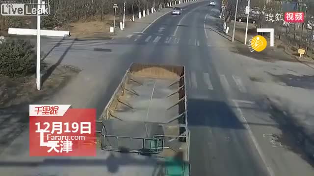 (فیلم) زنده ماندن دوچرخه‌سوار پس از زیرگرفته شدن توسط تریلی