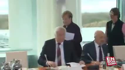 (فیلم) وزیر کشور آلمان با مرکل دست نداد!