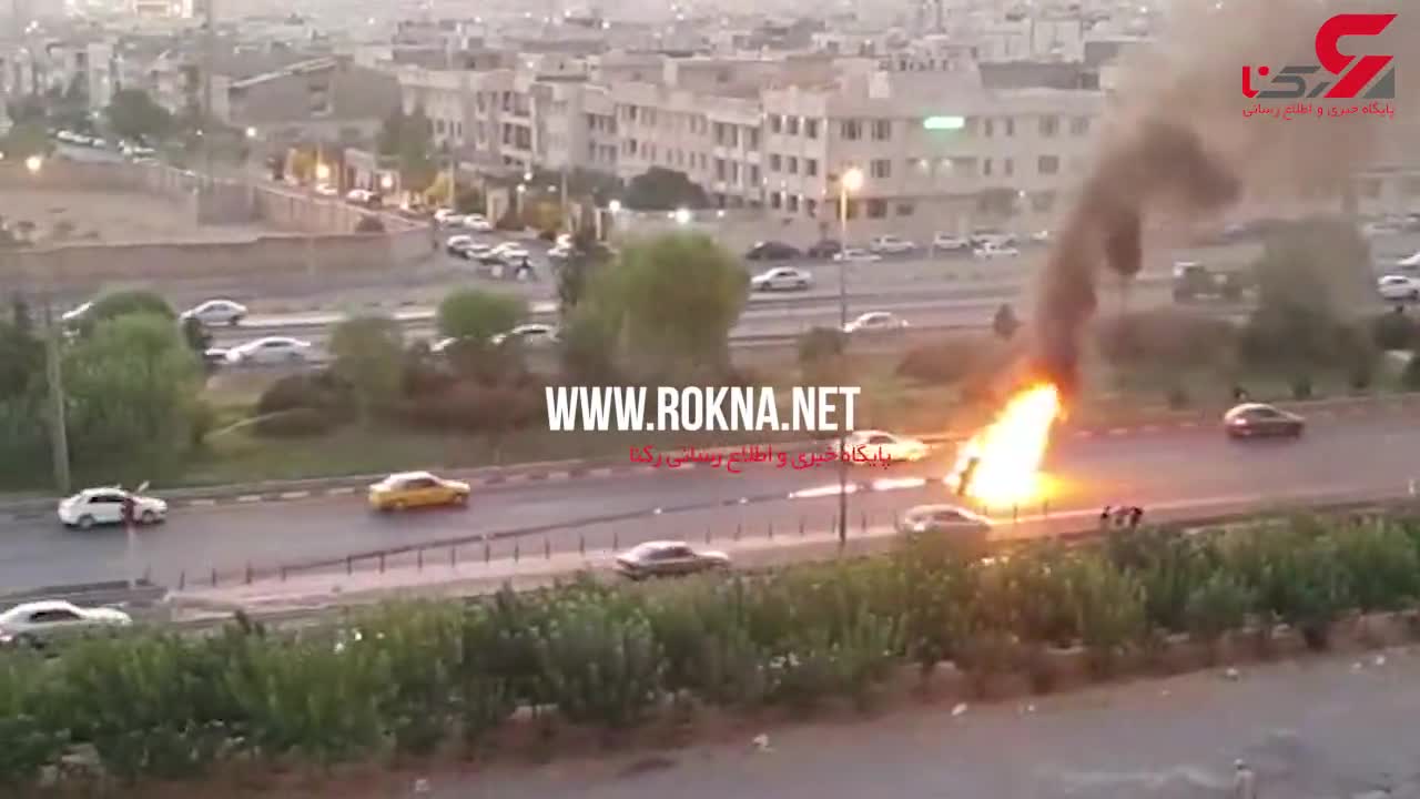 (فیلم) لحظه انفجار یک ماشین در غرب تهران! / راننده های نترس بی خیال از یک وجبی آن عبور می کردند!
