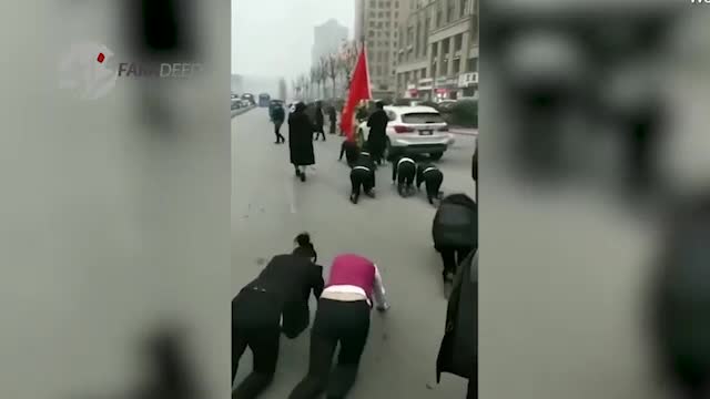 (فیلم) تنبیه جنجالی در چین؛ کارمندانی که چهار دست و پا رفتند!