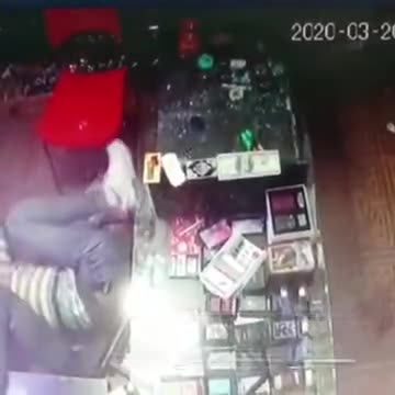 (فیلم) حمله مسلحانه به یک سیگار فروشی در دزفول!