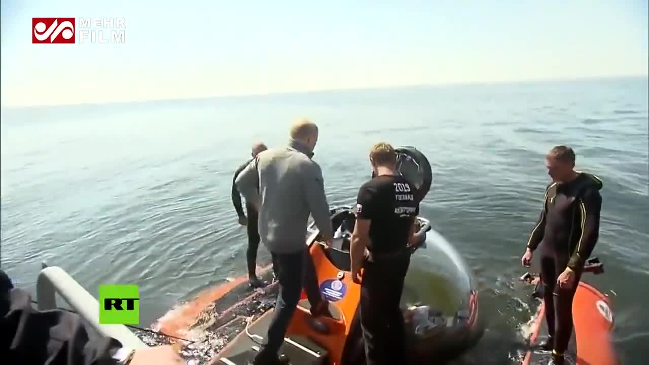 (فیلم) ادای احترام جالب پوتین به زیردریایی روسیه