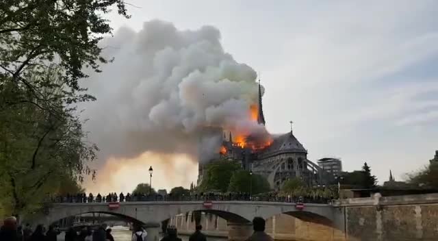 کلیسای تاریخی نوتردام پاریس در آتش سوخت