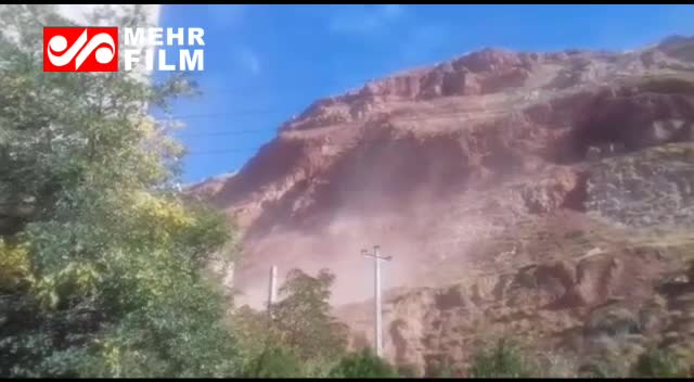 فیلم لحظه ریزش کوه در شهرک باغمیشه تبریز /خیابان ها مسدود شدند