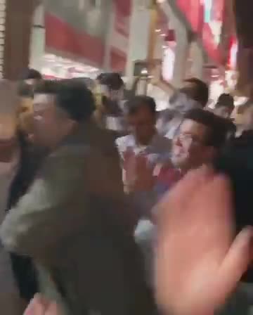 (فیلم) تحریک یک نامزد به حرکات موزون توسط هواداران!