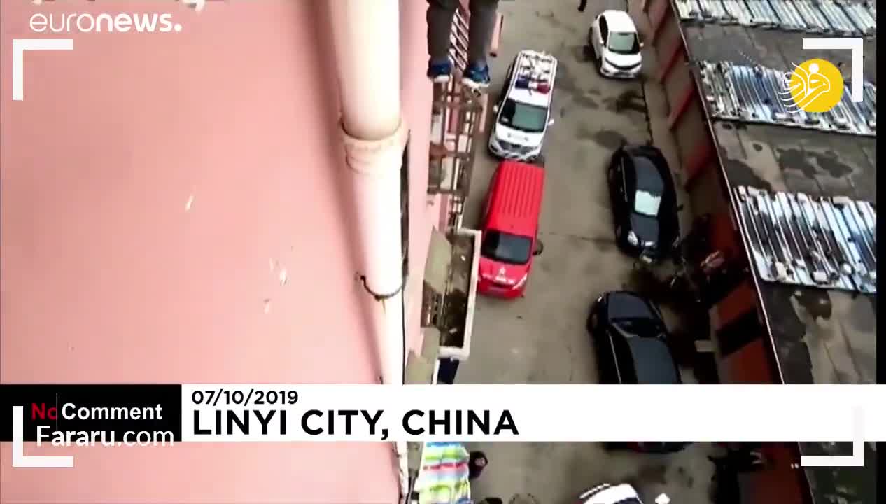 (فیلم) نجات کودک آویزان از طبقه چهارم یک ساختمان