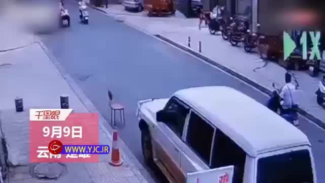 (فیلم) صحنه‌ای وحشتناک از برخورد یک شیء در حال پرواز به موتورسوار