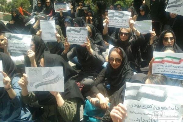 تجمع دانشجویان بورسیه مقابل وزارت علوم 