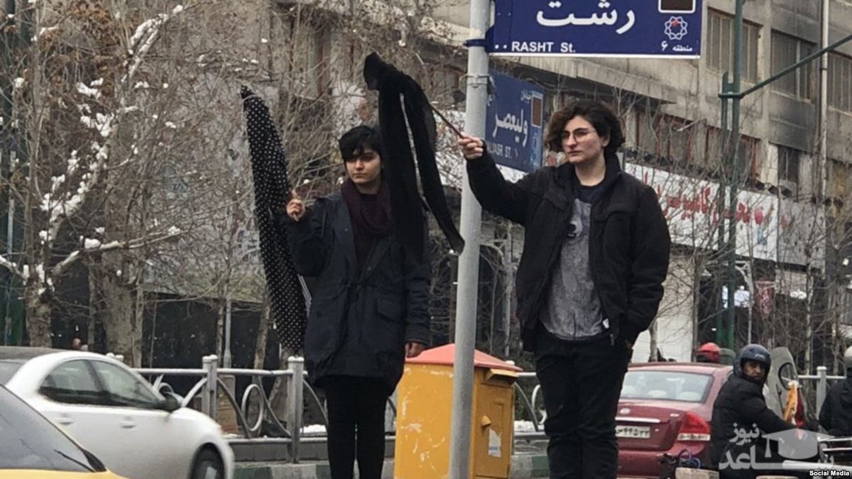 واکنشها به برداشتن روسری توسط دختران در خیابان های تهران
