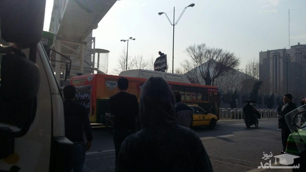 اعتراض راننده اتوبوس جلوی مجلس شورای اسلامی