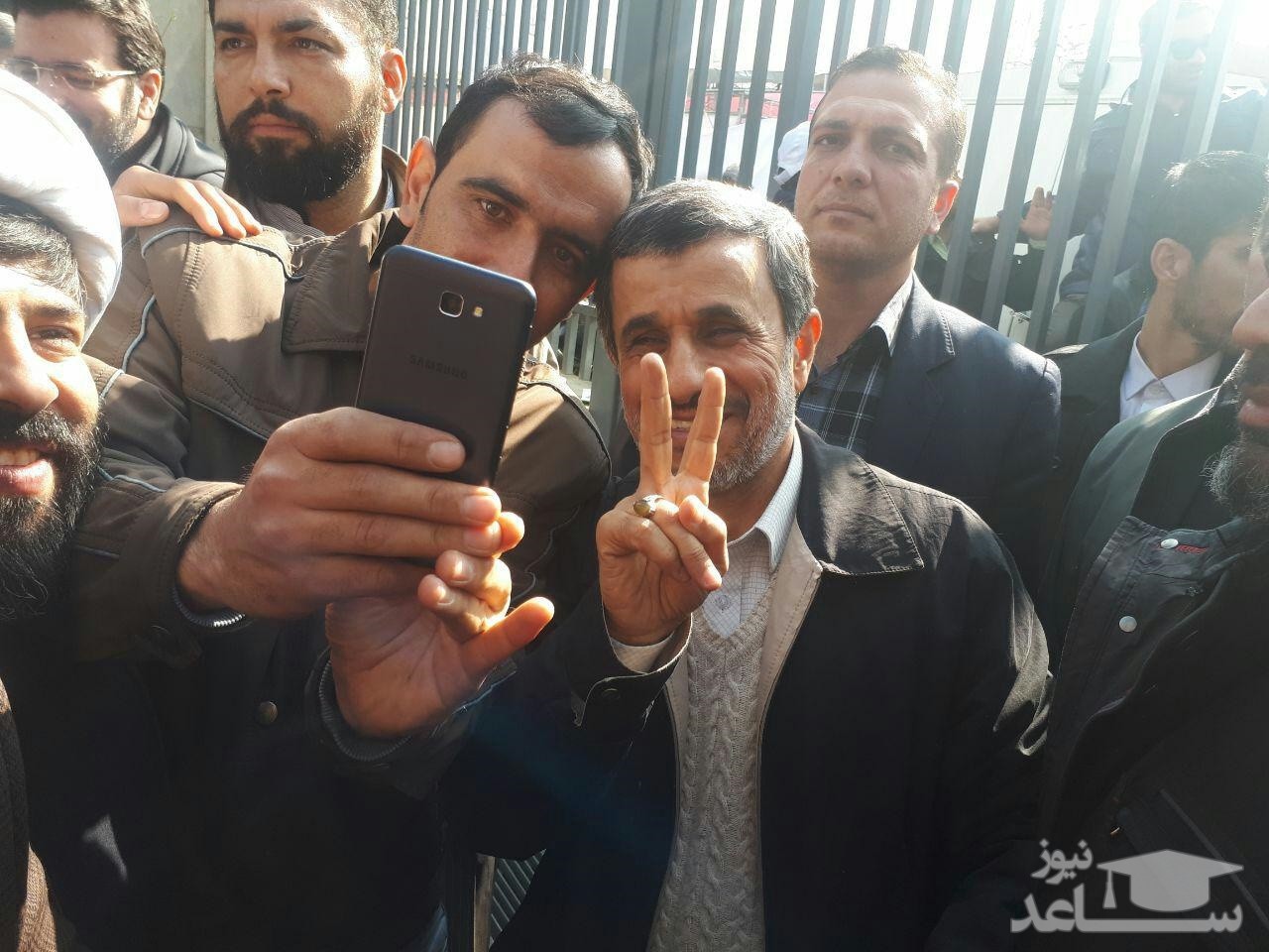 عکس و سلفی احمدی‌نژاد در امام‌زاده صالح