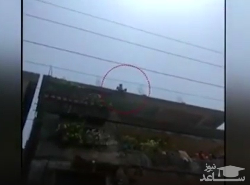 (فیلم) پرش دخترنوجوان از طبقه چهارم برای فرار از مرد متجاوز