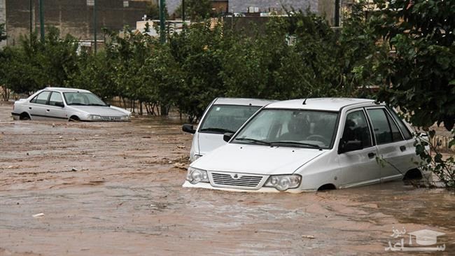 (فیلم) صحنه زیبا از کمک‌رسانی پلیس به‌ خودروهای‌ گرفتار در سیل