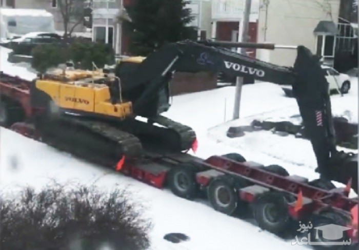 (فیلم) تلاش جالب بیل مکانیکی برای نجات تریلی از جاده برفی