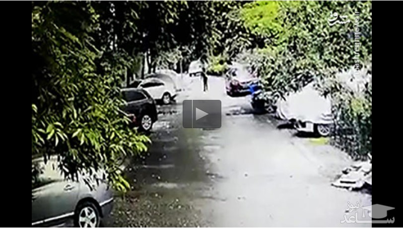 (فیلم) عبور ماشین‌شاسی‌بلند از روی دختربچه!