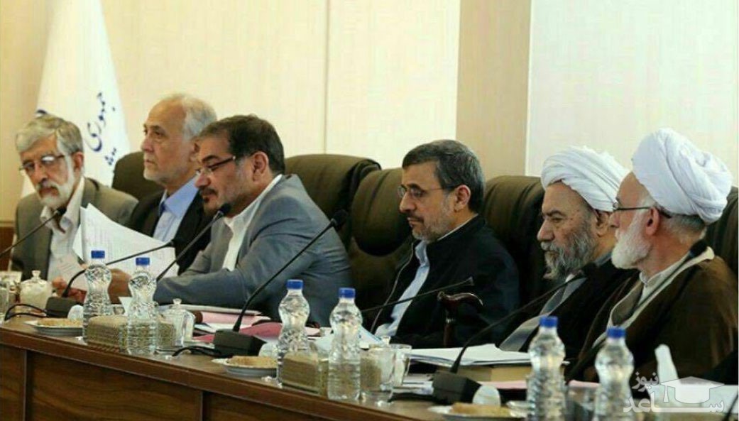 (عکس) بی محلی به «احمدی نژاد» در جلسه مجمع تشخیص مصلحت نظام