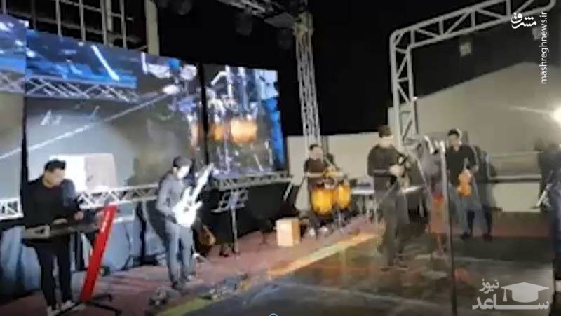 (فیلم) سقوط تلویزیون بزرگ شهری روی گروه موسیقی در بم!