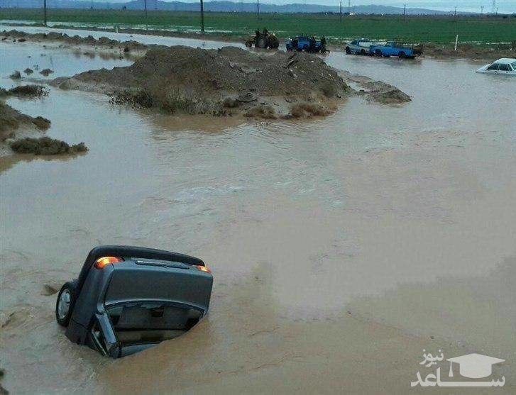 (فیلم) لحظه گیر افتادن پراید در سیل