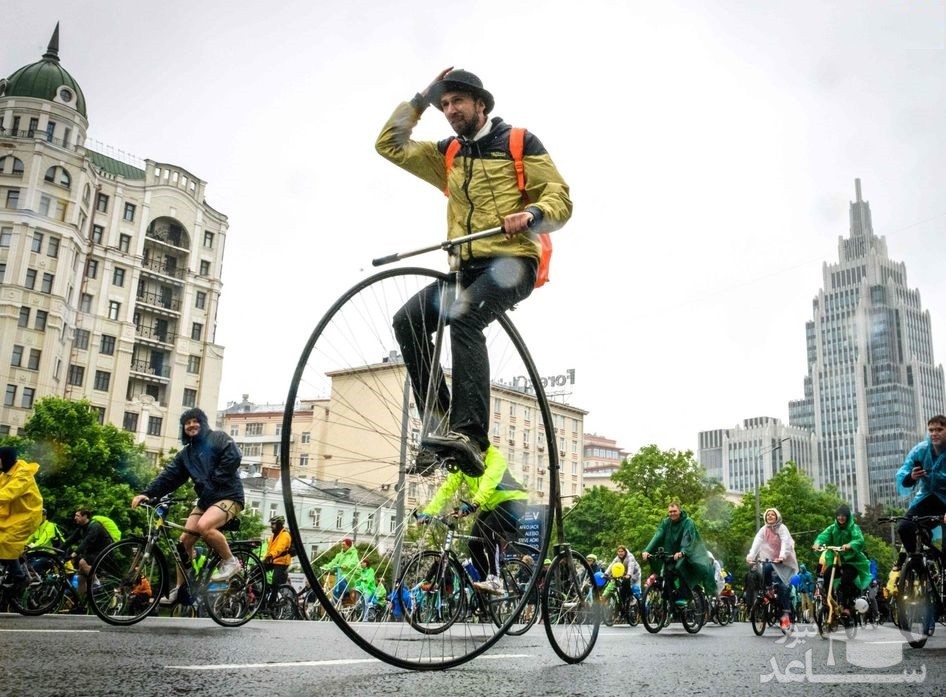 (عکس) رژه دوچرخه‌ها در هوای بارانی مسکو
