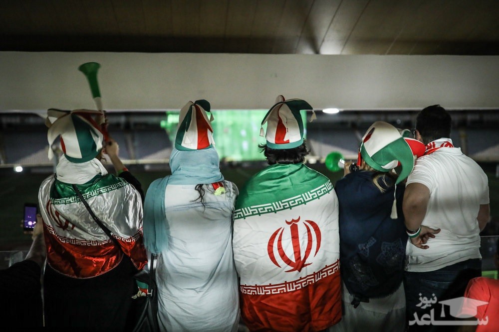 (عکس) تماشای خانوادگی دیدار تیم های ایران و اسپانیا در ورزشگاه آزادی