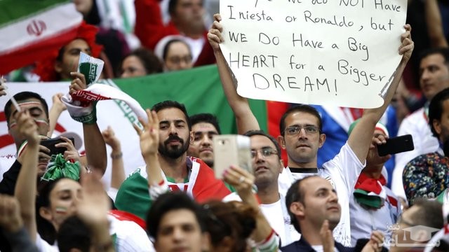 واکنش فیفا به بنر جالب هوادار ایرانی در دیدار ایران و اسپانیا