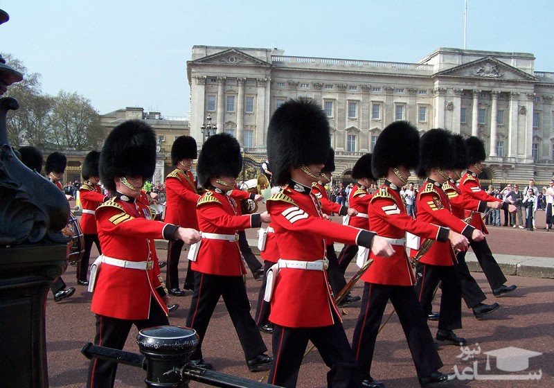 (فیلم) سوتی‌های گارد سلطنتی انگلیس حین اجرای رژه